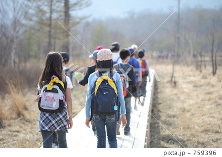 戦場ヶ原を歩く子供 759396