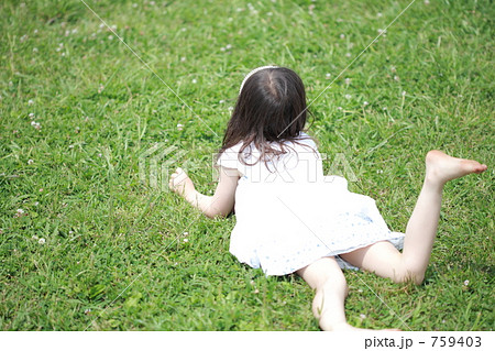 芝生に寝そべる女の子 芝生に寝そべる女の子 759403