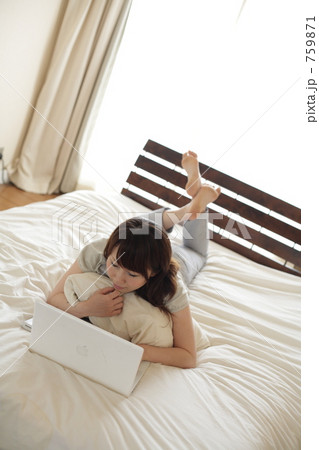 ベッドでパソコン 759871