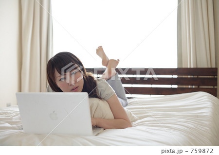 ベッドでパソコン 759872