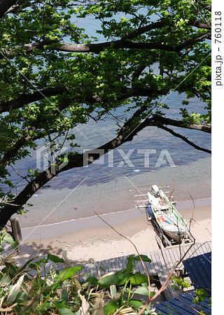 江差の波打ち際 760118