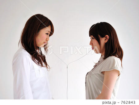 音楽を聴く2人の女性 音楽を聴く2人の女性 762843