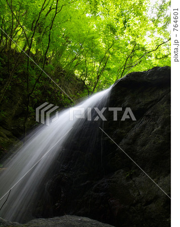 水ほとばしる源流の小滝 764601