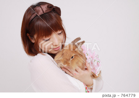 ウサギを抱く女性の写真素材 [764779] - PIXTA