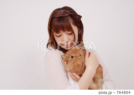 ウサギを抱く女性の写真素材