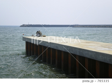 寄り添う二人 765335