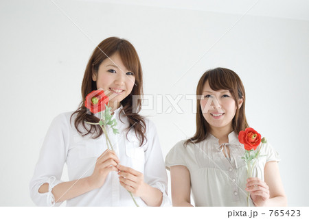 赤い花と女の子 765423