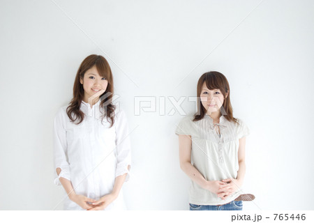 見つめる二人 765446