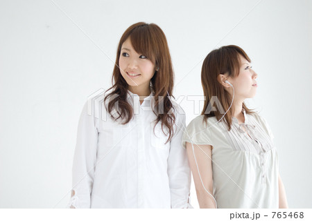 音楽を聴く女の子 765468