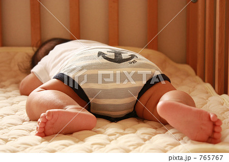 うつ伏せで眠る赤ちゃん うつ伏せで眠る赤ちゃん 765767