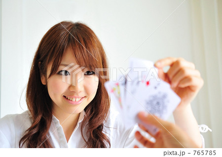 カードゲームをするカップル 765785