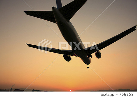 夕焼けと飛行機 夕焼けと飛行機 766258