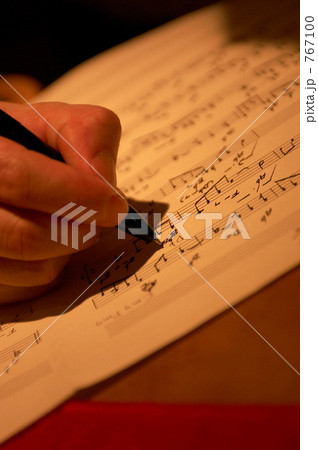 楽譜と手 楽譜と手 767100