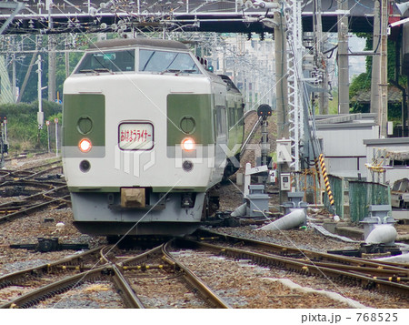 768525