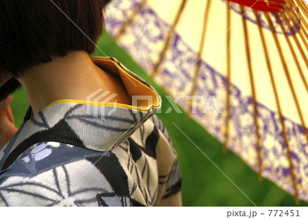 襟元に夏を感じて 772451