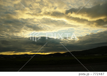 夕焼けに染まる曇り空 夕焼けに染まる曇り空 772487