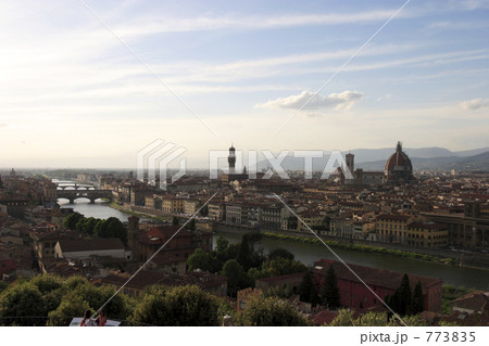 ミケランジェロ広場から見たフィレンツェ旧市街 ミケランジェロ広場から見たフィレンツェ旧市街 773835