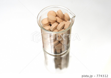 サプリメント(栄養補助食品)マルチビタミンのイメージ サプリメント(栄養補助食品)マルチビタミンのイメージ 774312