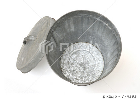 古びたブリキ製のバケツイメージに 774393