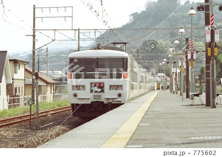 185系特急踊り子　早川駅通過 775602