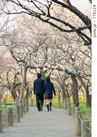 高校生 デート カップルの写真素材