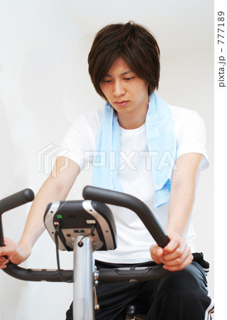 トレーニングする男性 777189