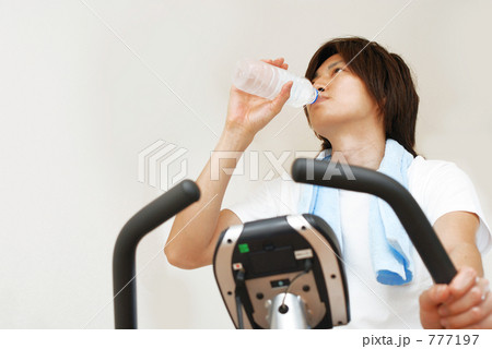 トレーニングする男性 トレーニングする男性 777197