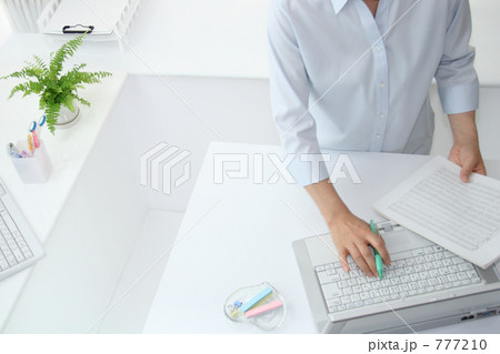 夏のオフィスシーン ビジネスウーマンとPC 夏のオフィスシーン ビジネスウーマンとPC 777210