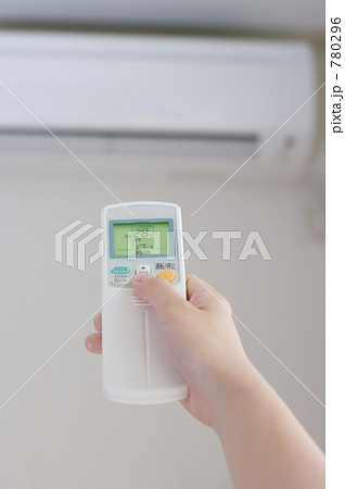 冷房を28℃に設定する女性の手 780296