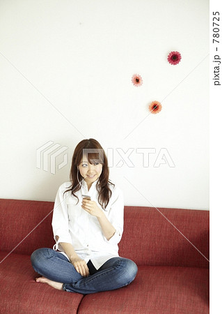 ソファーに座り音楽を聴く女性 780725