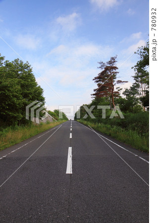 大空に続く道 780932