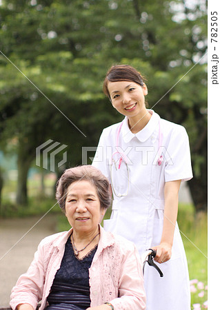 看護師とシニア 782505