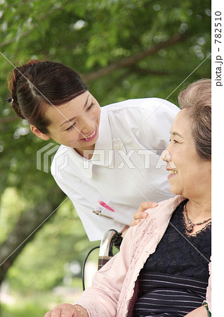 看護師とシニア 782510