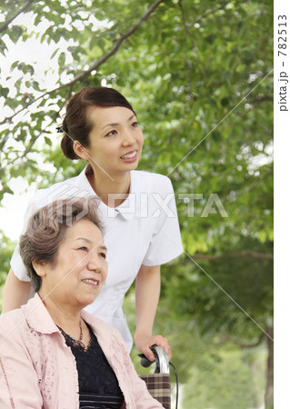 看護師とシニア 看護師とシニア 782513