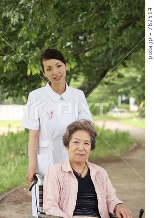 看護師とシニア 782514