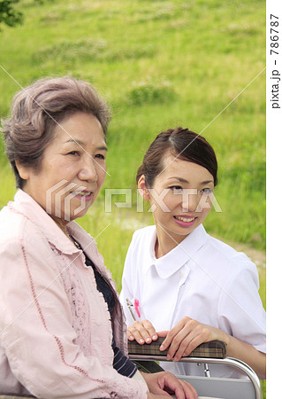 シニアと看護師 786787