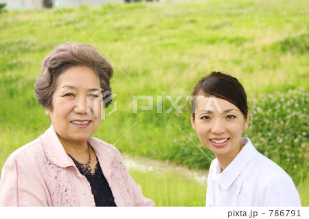 シニアと看護師 786791