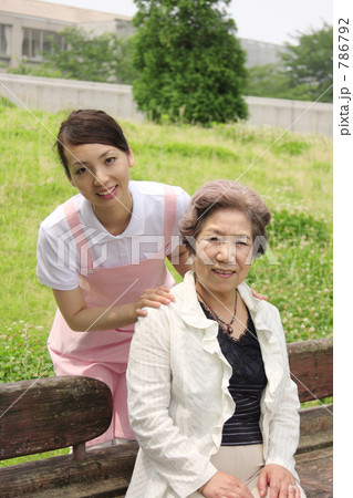 ヘルパーさんとシニア 786792
