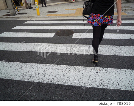 横断歩道を渡る女性 788019