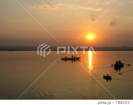 ガンガーから昇る朝日 788525