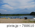 精進湖と富士山 788610