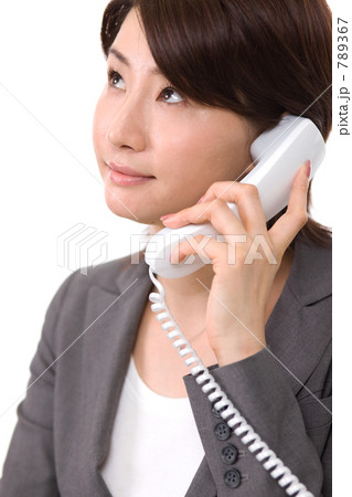 電話で話すビジネスウーマン 789367