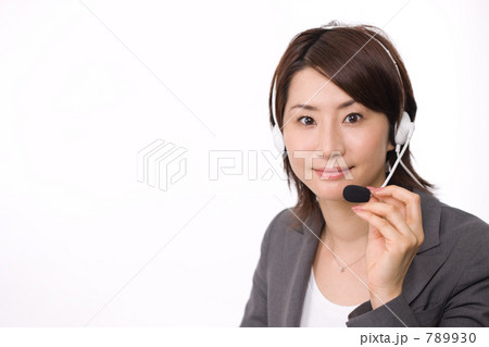 コールセンターの女性スタッフ 789930