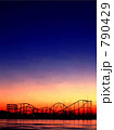 朝焼けに浮かぶジェットコースター 790429