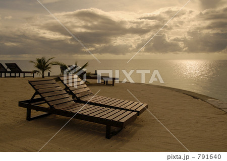 デッキチェアのある夕景 791640