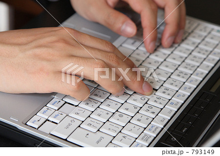 キーボードを打つ手の写真素材