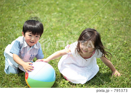 ボール遊びをする幼い兄弟 795373