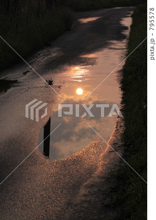 雨上がりの農道 795578