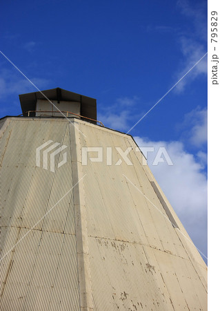 構築物と青空 795829
