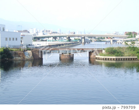 兵庫運河にかかる廻旋橋 799709